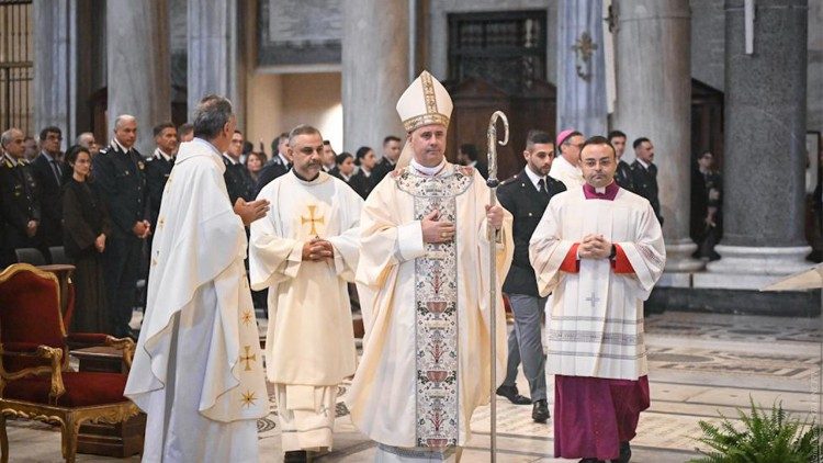 Makrickas: Hombres y mujeres uniformados, guardianes de paz y artesanos de esperanza