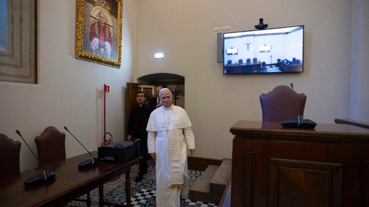 León XIV visita la nueva Sala del Tribunal Vaticano