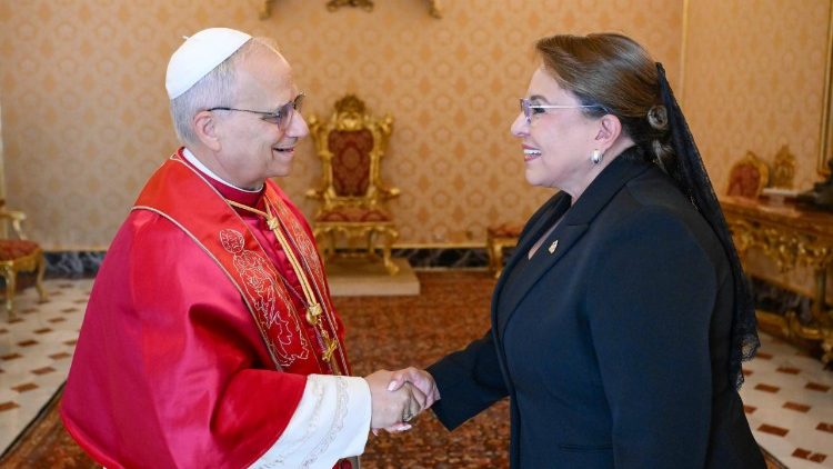 El Papa en audiencia a la presidenta de Honduras