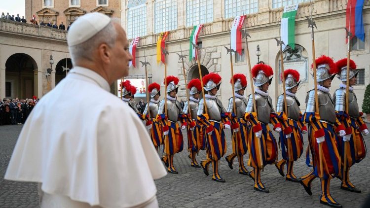 El Papa a la Guardia Suiza: Vivir la fe que habla del valor de servir