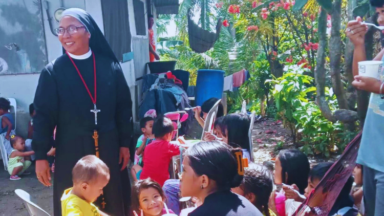 Filipinas: fe y pan entre los niños hambrientos de Compostela