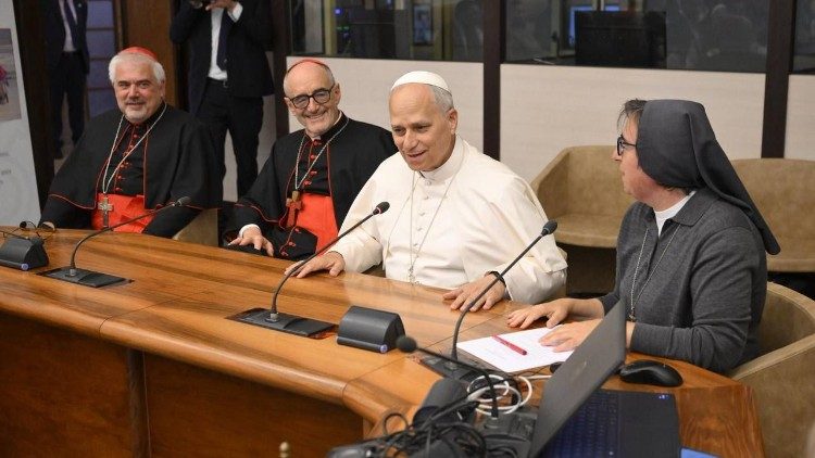 El Papa visita el Dicasterio para el Desarrollo Integral: «gracias por su compromiso»