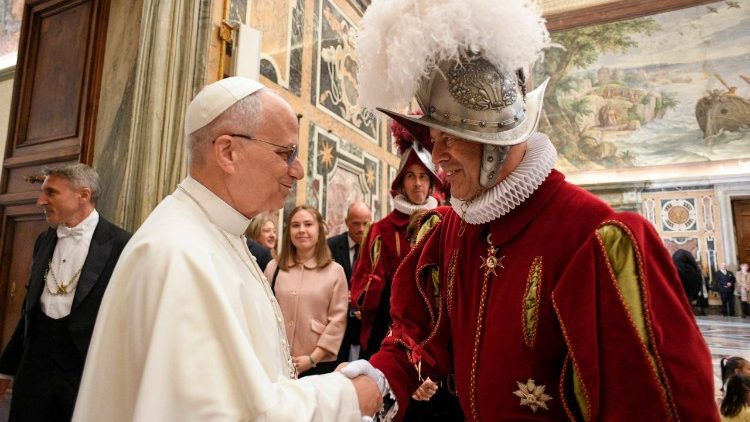 El Papa a la Guardia Suiza: en su servicio sean misioneros de esperanza