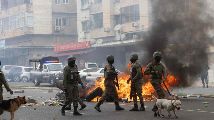 Mozambique: Incendian una iglesia y secuestran a once niños