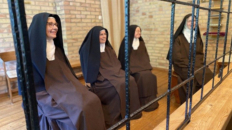 Una mirada a la vida contemplativa: sor Elisabetta en el Carmelo en Suecia