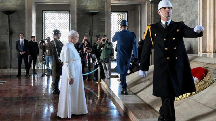 El Papa visita el mausoleo de Atatürk