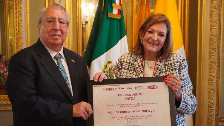 Presidenta de la UMOFC recibe el premio Ohtli por su labor a favor de las mujeres