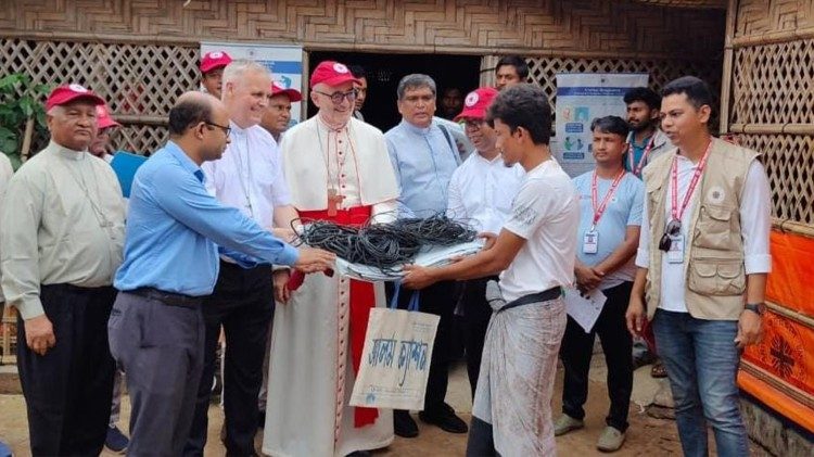El cardenal Czerny en Bangladesh, visita al campo de refugiados rohinyá