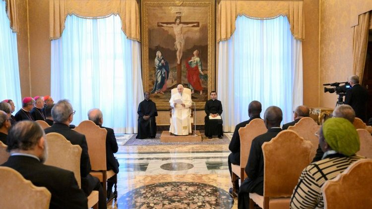 El Papa: «La teología está llamada a discernir los desafíos de la Iglesia y del hombre»