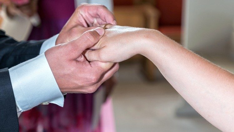 Doctrina de la Fe: la monogamia no es un límite, el matrimonio promesa de infinito