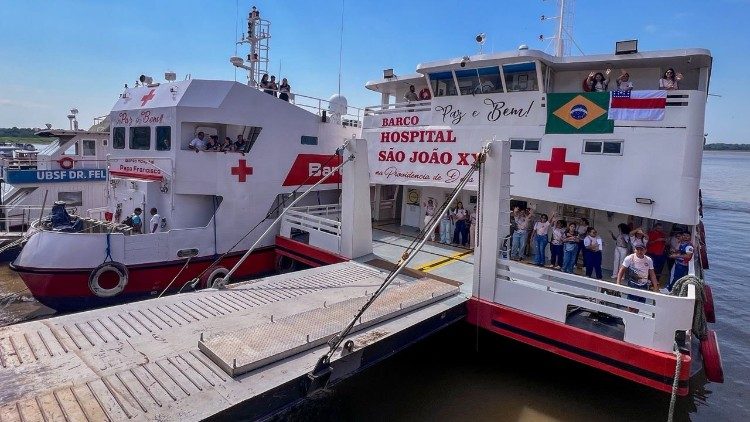 Los barcos hospital que continúan el legado de Francisco en el Amazonas