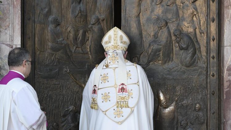 El cardenal Harvey cierra la Puerta Santa de la Basílica de San Pablo Extramuros