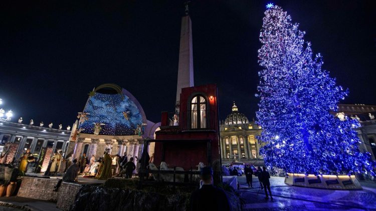 Pesebre y árbol de Navidad inaugurados en la Plaza de San Pedro