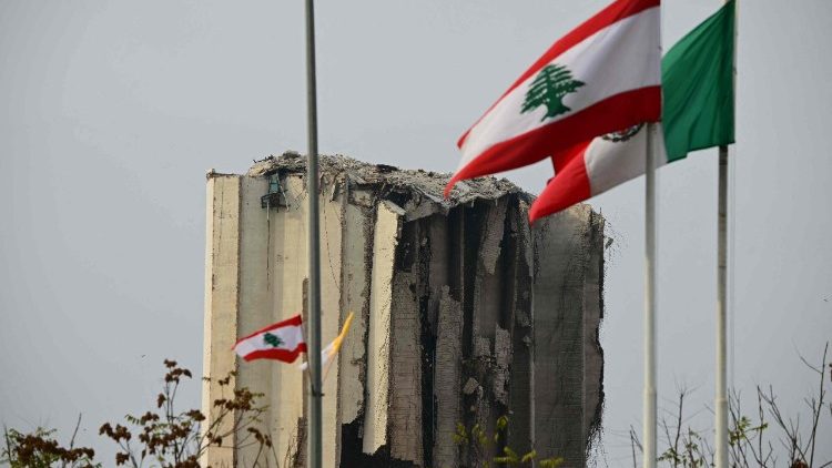 Destrucción y dolor entre las ruinas del puerto de Beirut