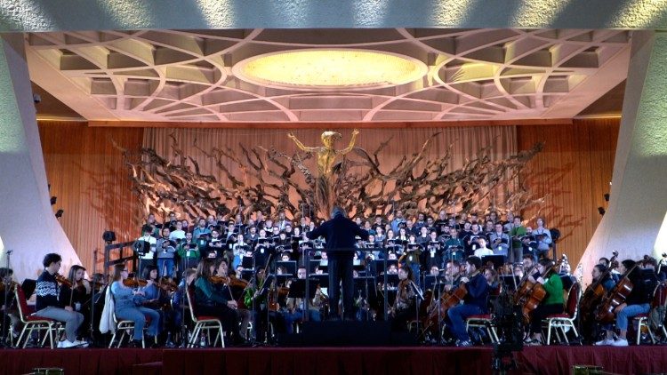 Llega el maestro y «estalla» el silencio, el ensayo de Riccardo Muti en el Vaticano